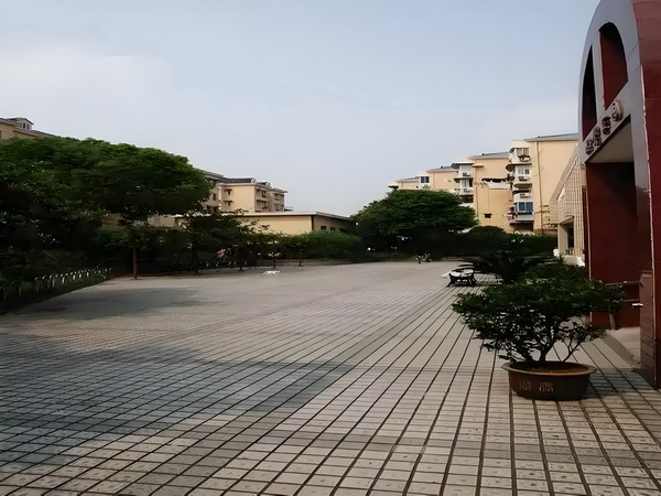 办理深圳户口要多久_变态男躲女神床下，尺度生猛的日本电影！ 变态男躲女本电影来看总体